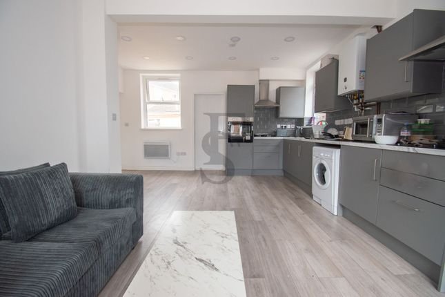 6 bed detached house for sale