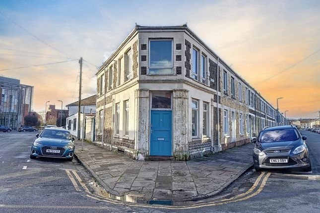 5 bed end terrace house for sale