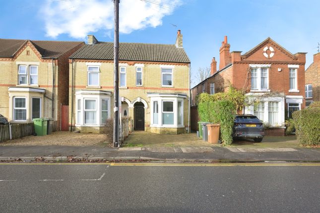 6 bed semi-detached house for sale